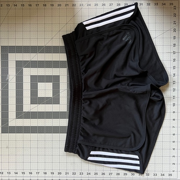 Adidas shorts size small - Picture 4 of 7
